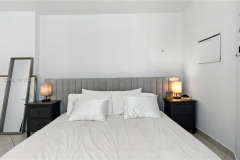 Condo in Miami, Florida, 1 bedroom  № 2036254 - photo 13