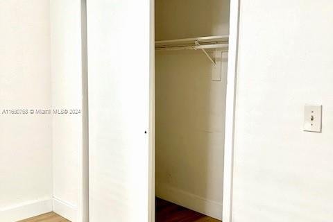 Commercial property in El Portal, Florida 170.38 sq.m. № 1695433 - photo 8