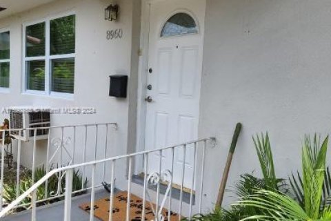 Commercial property in El Portal, Florida 170.38 sq.m. № 1695433 - photo 12