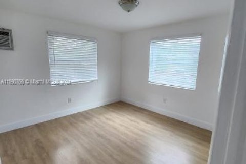 Commercial property in El Portal, Florida 170.38 sq.m. № 1695433 - photo 5