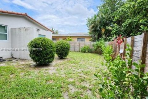 Commercial property in El Portal, Florida 170.38 sq.m. № 1695433 - photo 14