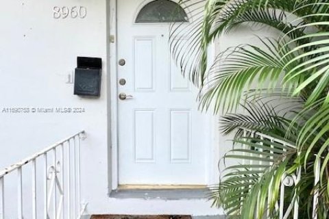 Commercial property in El Portal, Florida 170.38 sq.m. № 1695433 - photo 11