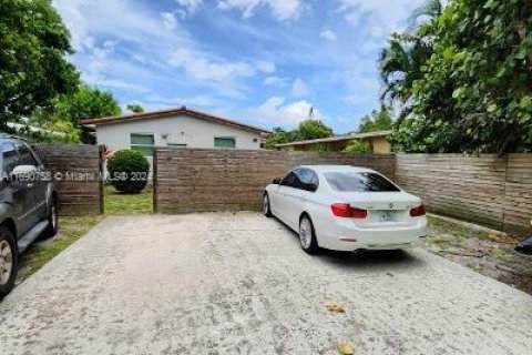 Commercial property in El Portal, Florida 170.38 sq.m. № 1695433 - photo 13