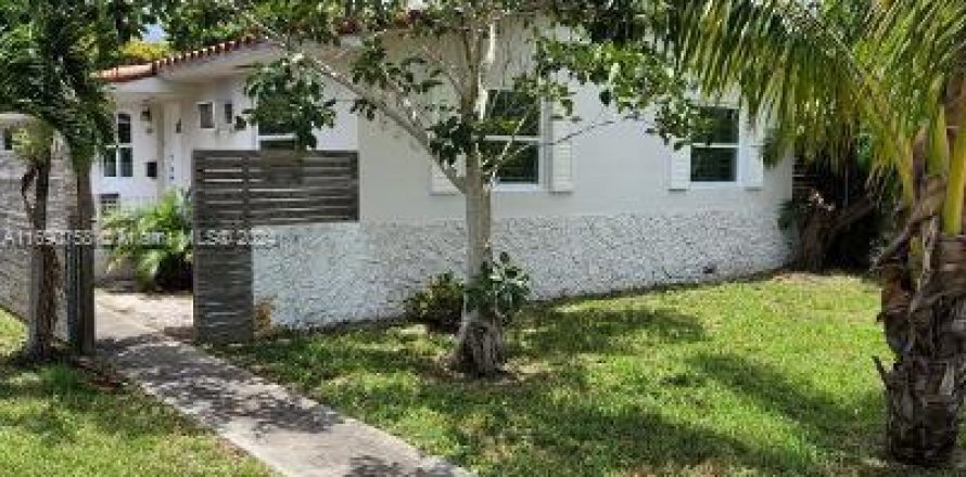 Commercial property in El Portal, Florida 170.38 sq.m. № 1695433