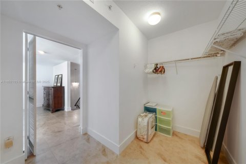 Condominio en alquiler en Miami, Florida, 2 dormitorios, 140.28 m2 № 1859135 - foto 23