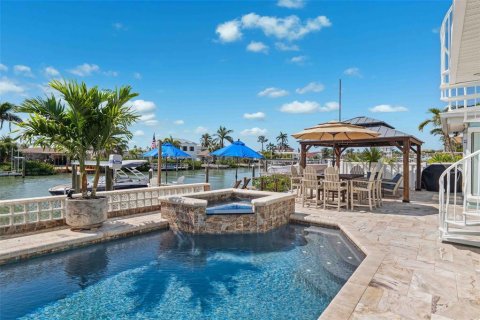 House in Redington Shores, Florida 4 bedrooms, 326.46 sq.m. № 1658573 - photo 9