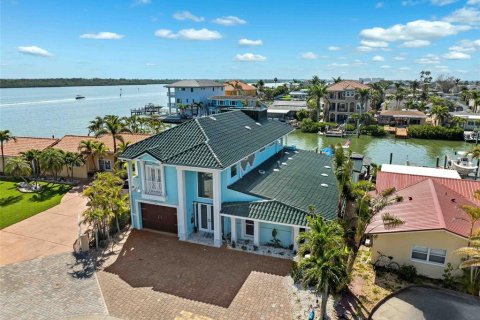 House in Redington Shores, Florida 4 bedrooms, 326.46 sq.m. № 1658573 - photo 2