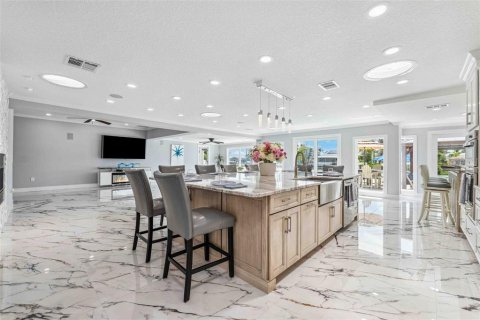 House in Redington Shores, Florida 4 bedrooms, 326.46 sq.m. № 1658573 - photo 27