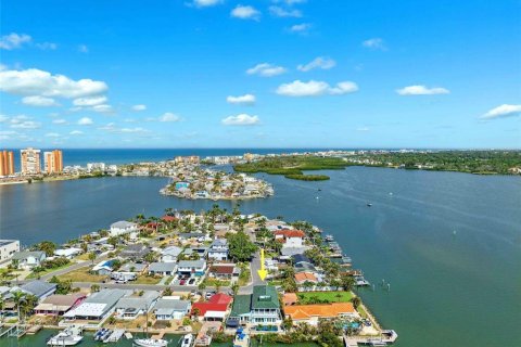 House in Redington Shores, Florida 4 bedrooms, 326.46 sq.m. № 1658573 - photo 3