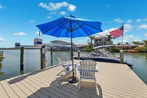 House in Redington Shores, Florida 4 bedrooms, 326.46 sq.m. № 1658573 - photo 5