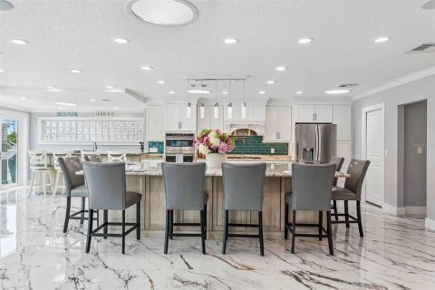 House in Redington Shores, Florida 4 bedrooms, 326.46 sq.m. № 1658573 - photo 8