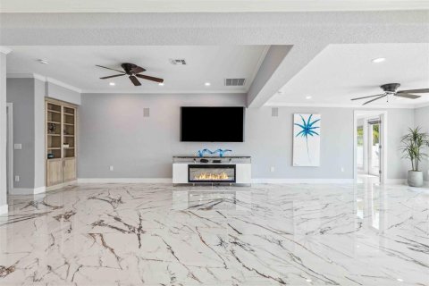 House in Redington Shores, Florida 4 bedrooms, 326.46 sq.m. № 1658573 - photo 20