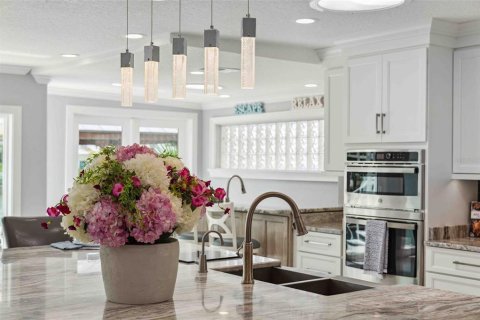 House in Redington Shores, Florida 4 bedrooms, 326.46 sq.m. № 1658573 - photo 12