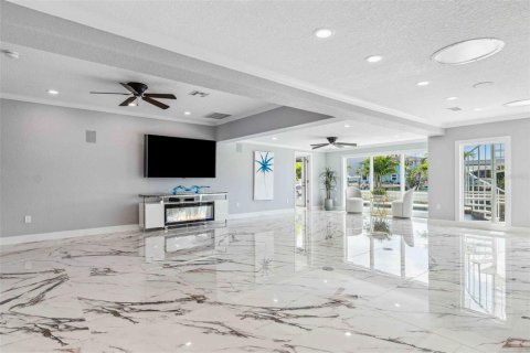 House in Redington Shores, Florida 4 bedrooms, 326.46 sq.m. № 1658573 - photo 19