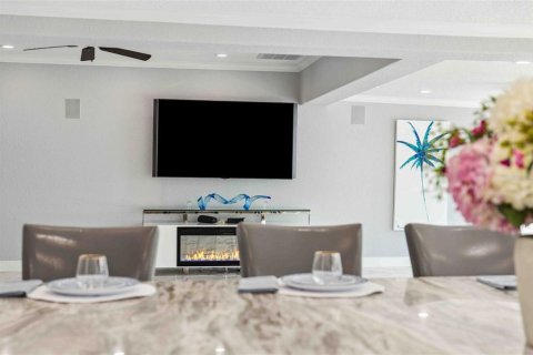 House in Redington Shores, Florida 4 bedrooms, 326.46 sq.m. № 1658573 - photo 30