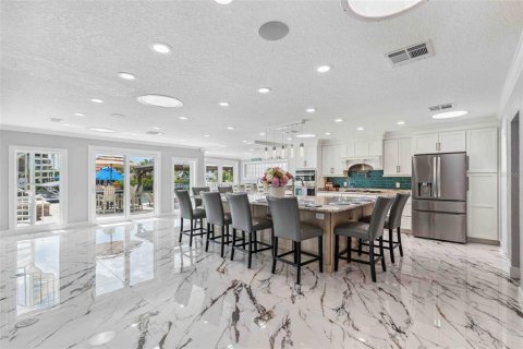 House in Redington Shores, Florida 4 bedrooms, 326.46 sq.m. № 1658573 - photo 13