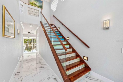 House in Redington Shores, Florida 4 bedrooms, 326.46 sq.m. № 1658573 - photo 4