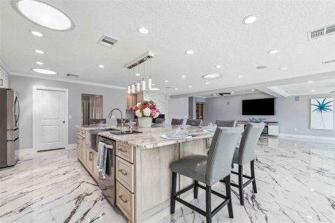 House in Redington Shores, Florida 4 bedrooms, 326.46 sq.m. № 1658573 - photo 17