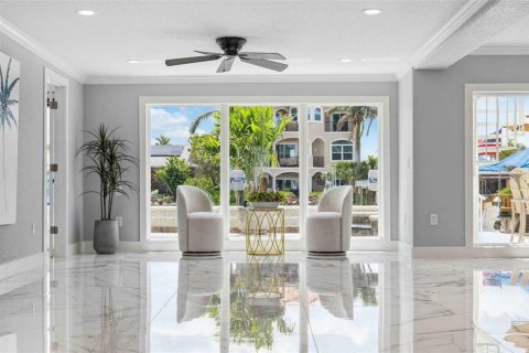 House in Redington Shores, Florida 4 bedrooms, 326.46 sq.m. № 1658573 - photo 6