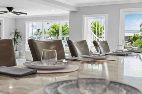 House in Redington Shores, Florida 4 bedrooms, 326.46 sq.m. № 1658573 - photo 10