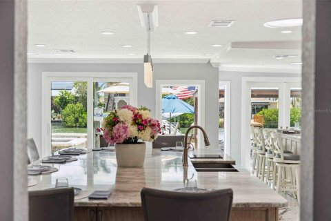 House in Redington Shores, Florida 4 bedrooms, 326.46 sq.m. № 1658573 - photo 16