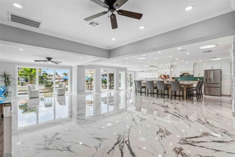 House in Redington Shores, Florida 4 bedrooms, 326.46 sq.m. № 1658573 - photo 15