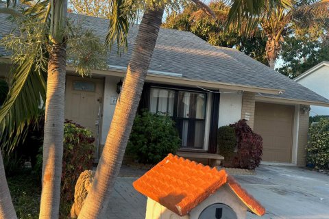House in Lake Worth, Florida 4 bedrooms, 155.24 sq.m. № 2188054