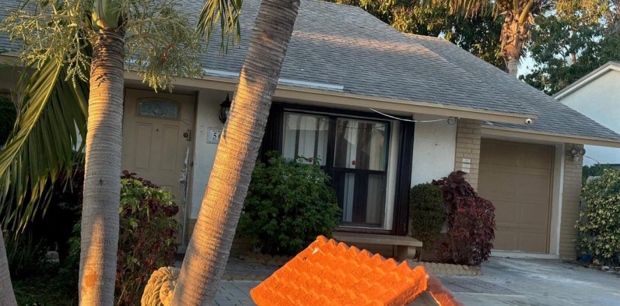 House in Lake Worth, Florida 4 bedrooms, 155.24 sq.m. № 2188054