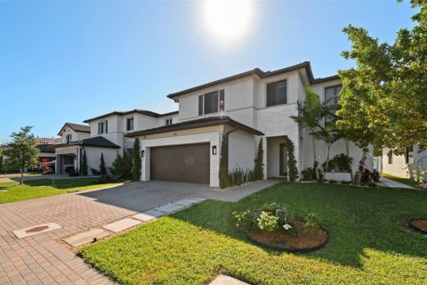 House in Doral, Florida 4 bedrooms, 319.21 sq.m. № 2080633 - photo 2