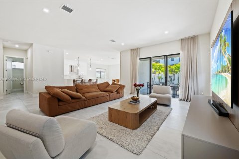 House in Doral, Florida 4 bedrooms, 319.21 sq.m. № 2080633 - photo 5