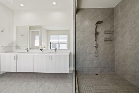 House in Doral, Florida 4 bedrooms, 319.21 sq.m. № 2080633 - photo 22