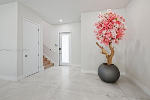 House in Doral, Florida 4 bedrooms, 319.21 sq.m. № 2080633 - photo 3