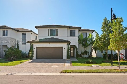 House in Doral, Florida 4 bedrooms, 319.21 sq.m. № 2080633
