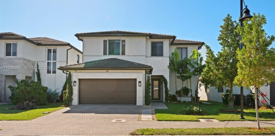House in Doral, Florida 4 bedrooms, 319.21 sq.m. № 2080633