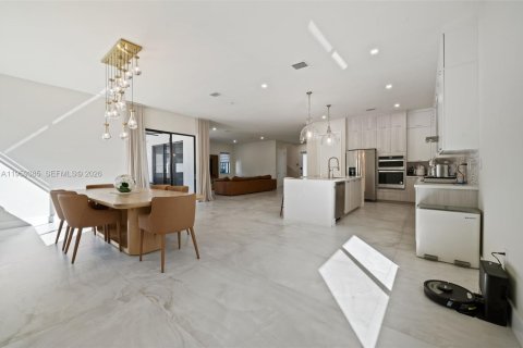 House in Doral, Florida 4 bedrooms, 319.21 sq.m. № 2080633 - photo 11