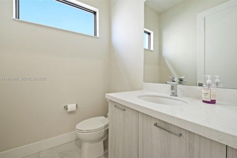 House in Doral, Florida 4 bedrooms, 319.21 sq.m. № 2080633 - photo 12