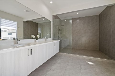 House in Doral, Florida 4 bedrooms, 319.21 sq.m. № 2080633 - photo 21