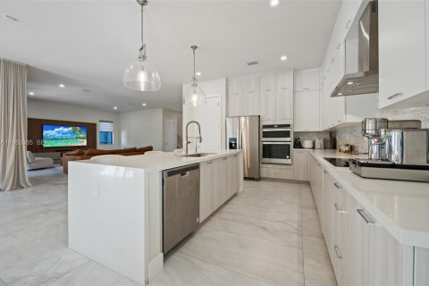 House in Doral, Florida 4 bedrooms, 319.21 sq.m. № 2080633 - photo 9