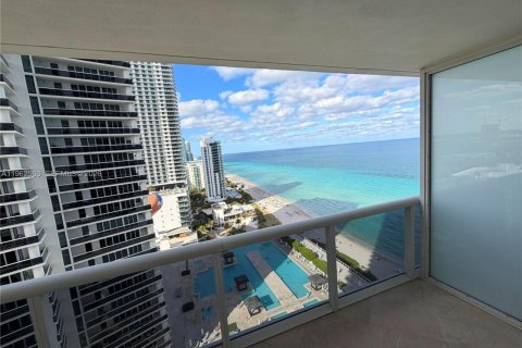 Condo in Hallandale Beach, Florida, 1 bedroom  № 2052884 - photo 16