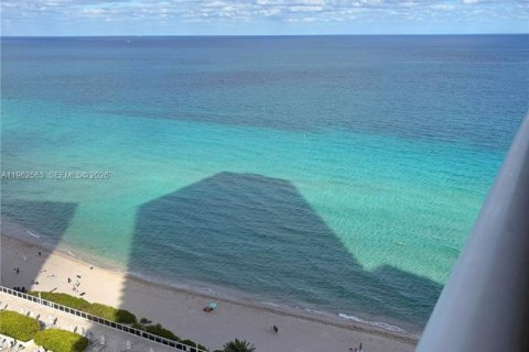 Condo in Hallandale Beach, Florida, 1 bedroom  № 2052884 - photo 2
