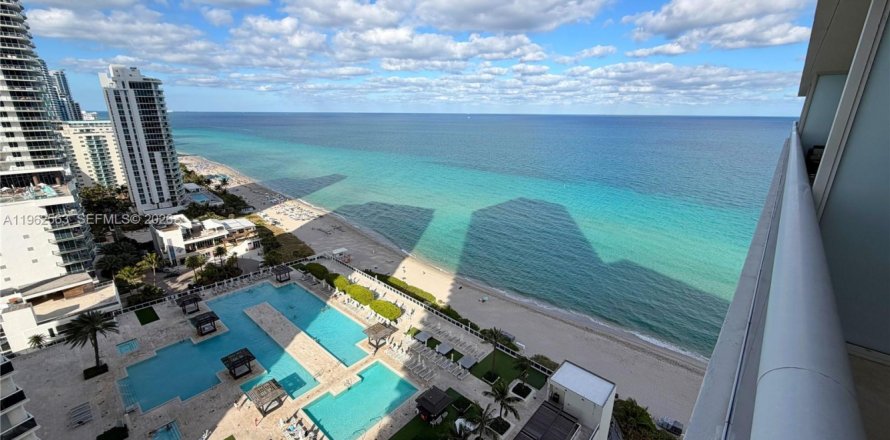 Condo in Hallandale Beach, Florida, 1 bedroom  № 2052884