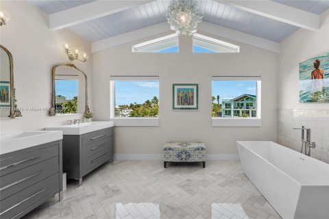 House in Islamorada, Village of Islands, Florida 6 bedrooms, 408.21 sq.m. № 1482816 - photo 27