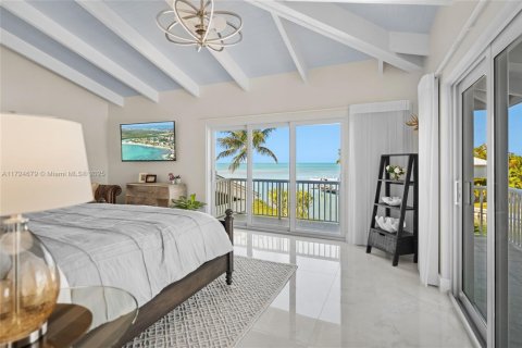 House in Islamorada, Village of Islands, Florida 6 bedrooms, 408.21 sq.m. № 1482816 - photo 22