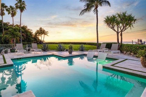 House in Islamorada, Village of Islands, Florida 6 bedrooms, 408.21 sq.m. № 1482816 - photo 1