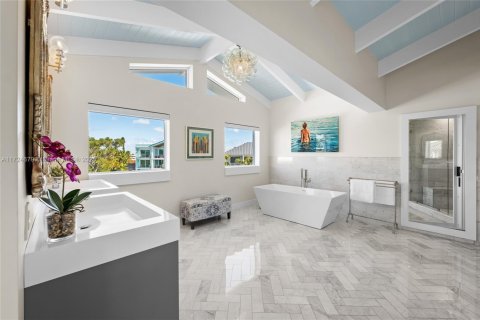 House in Islamorada, Village of Islands, Florida 6 bedrooms, 408.21 sq.m. № 1482816 - photo 26