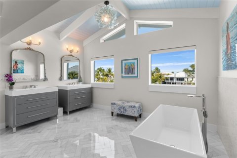 House in Islamorada, Village of Islands, Florida 6 bedrooms, 408.21 sq.m. № 1482816 - photo 28