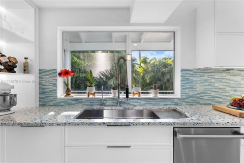 House in Islamorada, Village of Islands, Florida 6 bedrooms, 408.21 sq.m. № 1482816 - photo 13