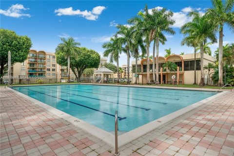 Condo in Miami, Florida, 3 bedrooms  № 2011986 - photo 26