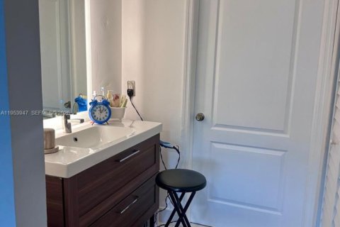 Condo in Miami, Florida, 3 bedrooms  № 2011986 - photo 6