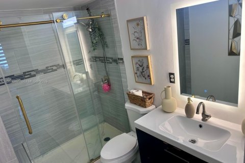 Condo in Miami, Florida, 3 bedrooms  № 2011986 - photo 19